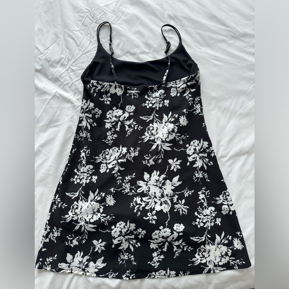 Abercrombie & Fitch Black & White Floral Traveler Mini Dress - size medium - Picture 2 of 6